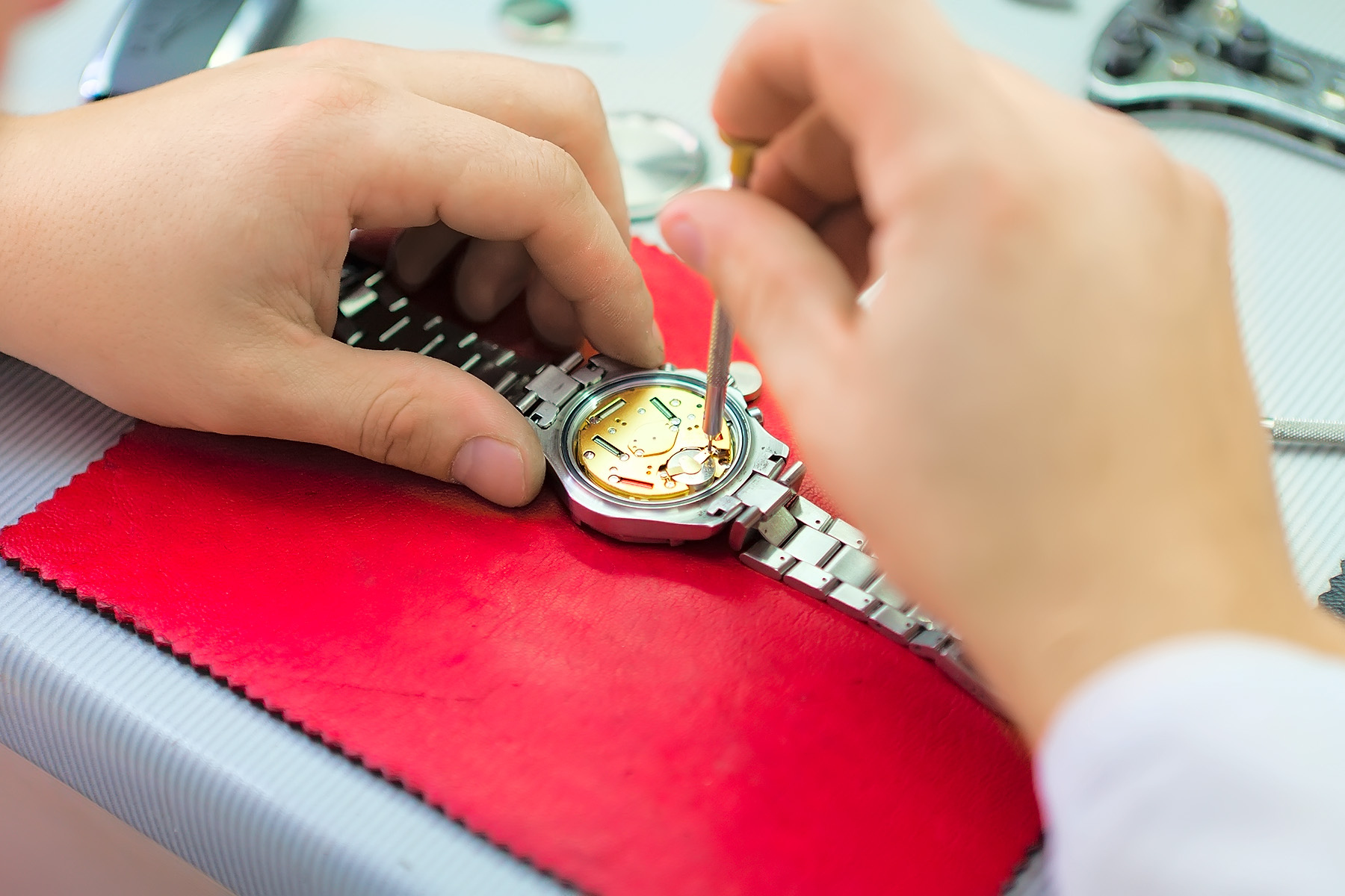 Фирма занимается ремонтом часов приобретение комплектующих. Швейцарские часы мастерская. Чинит часы. Ремонтирует часы. Швейцарские часы сломались.